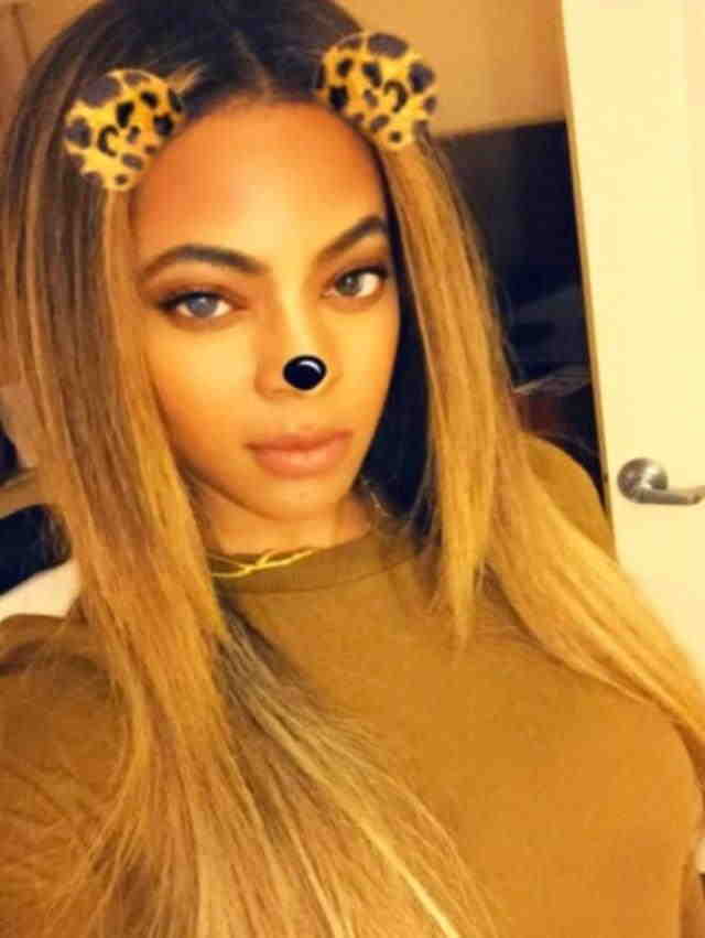 Hamı onu Beyons bilib şəkil çəkdirir -  FOTOLAR